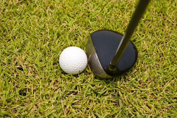 Bola de golfe e clube de golfe com grama verde — Fotografia de Stock