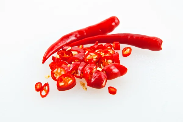 Ломтики красного перца на доске — стоковое фото