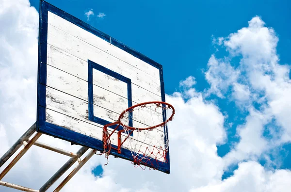 Basketball hoop with blue sky — Stock Photo, Image