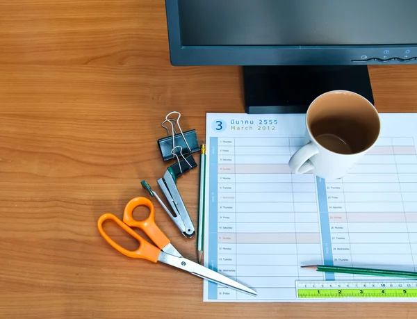 Escritório com computador, planejador, café e ferramentas de escritório — Fotografia de Stock