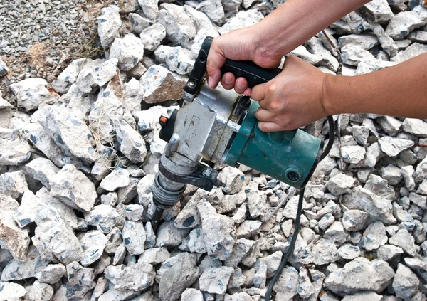 Travailleur utilisant une perceuse à marteaux pour le forage du béton — Photo