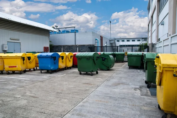 Pattumiere in plastica nel centro di riciclaggio — Foto Stock
