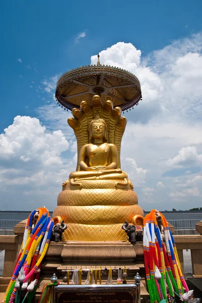 Socha Buddhy s modrou oblohou v Thajsku — Stock fotografie
