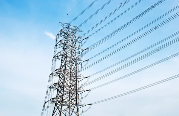 Power transmission tower against the blue sky background — Stock Photo, Image