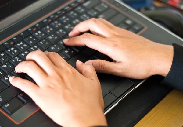 Mulher pressionando a tecla no teclado do computador portátil — Fotografia de Stock