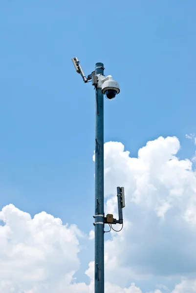 Dome cctv camera tegen de blauwe hemel — Stockfoto