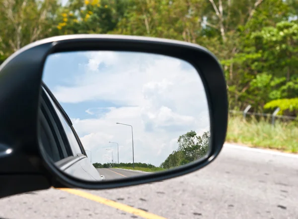 Hemel in de spiegel van een auto — Stockfoto