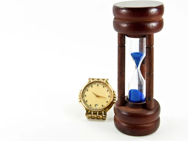Relógio de areia e relógio de pulso sobre fundo branco — Fotografia de Stock