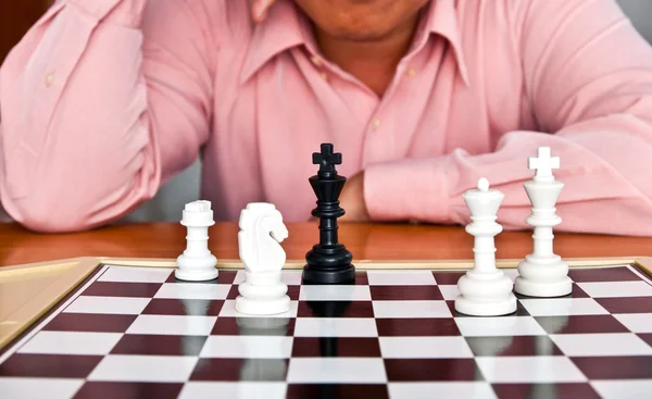 Człowiek myśli o strategii szachy — Zdjęcie stockowe