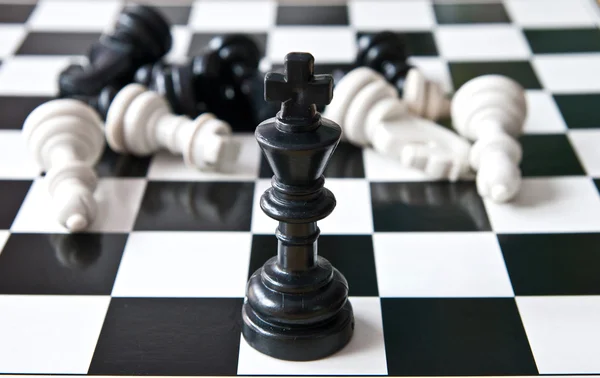 Xadrez rei pé jogo ao longo — Fotografia de Stock