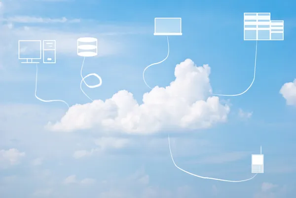 Mehrere Geräte und Cloud-Computing-Konzept gegen den blauen Himmel lizenzfreie Stockbilder