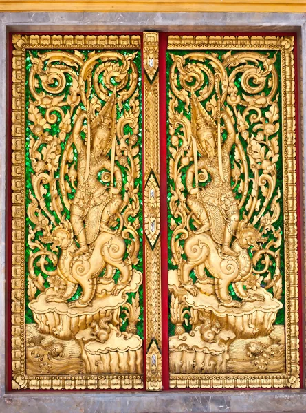 Vzor v tradičním thajském stylu umění na dveře chrámu v Thajsku — Stock fotografie