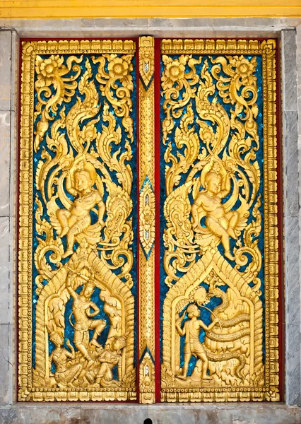 在泰国庙门上的传统泰式风格艺术中的模式 — 图库照片