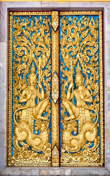 Patroon in de traditionele Thaise stijl kunst op de deur van de tempel in thailand — Stockfoto