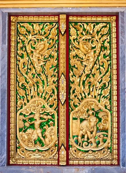 Modello in stile tradizionale arte tailandese sulla porta del tempio in Thailandia — Foto Stock