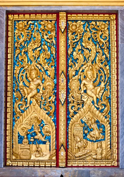 Patrón en el arte tradicional de estilo tailandés en la puerta del templo en Tailandia —  Fotos de Stock