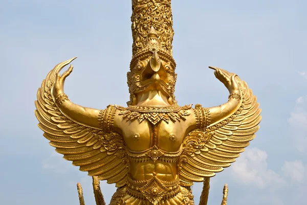 Escultura dourada no parque Tung Sri Muang na província de Ubon Ratchathani, Tailândia . — Fotografia de Stock