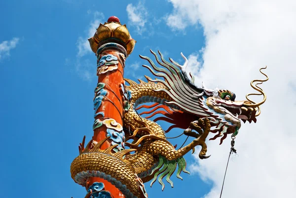 Drache auf Pfahl in chinesischem Tempel — Stockfoto