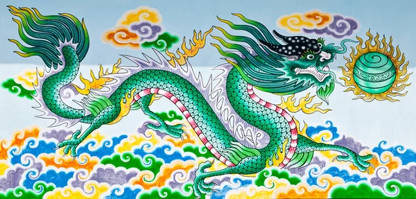 Draak op muur in chinese tempel — Stockfoto