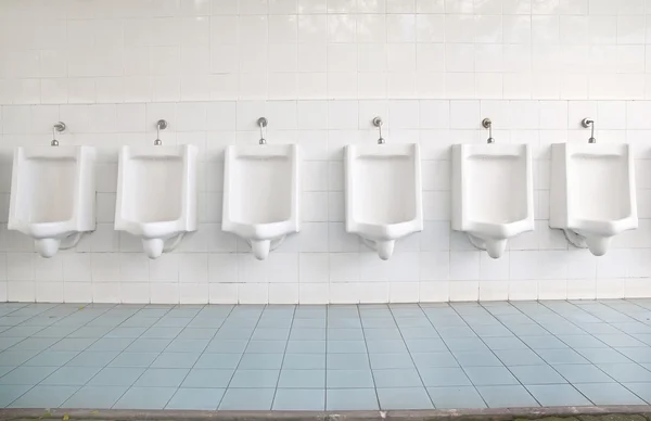 公共トイレにおけるタイル張り壁面の urinals の行 — ストック写真