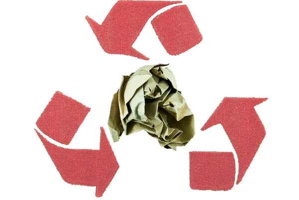 Papel arrugado marrón en signo de reciclaje rojo —  Fotos de Stock