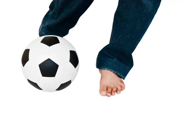 Мужчина носит синие джинсы играть в футбол изолированы на белом с вырезки пути — стоковое фото