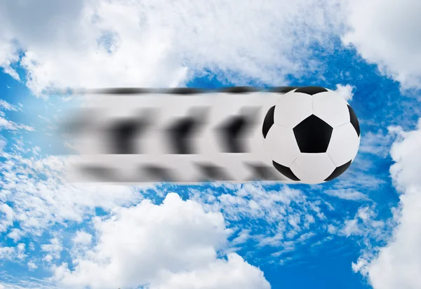 Mavi gökyüzünde hareket futbol ya da futbol topu — Stok fotoğraf