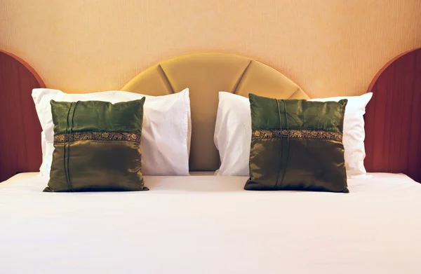 Ein modernes lila Ledersofa isoliert auf dem weißen mit Clipping-Pfad