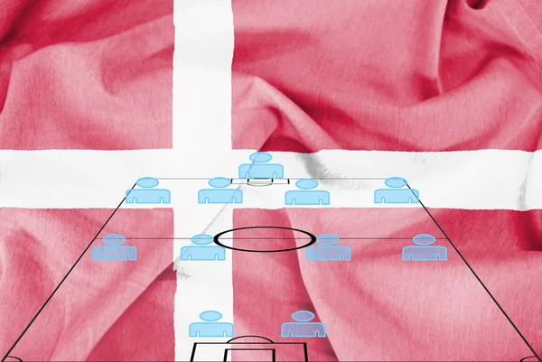 Tácticas de fútbol 4-4-2 formación con fondo realista bandera de Dinamarca —  Fotos de Stock