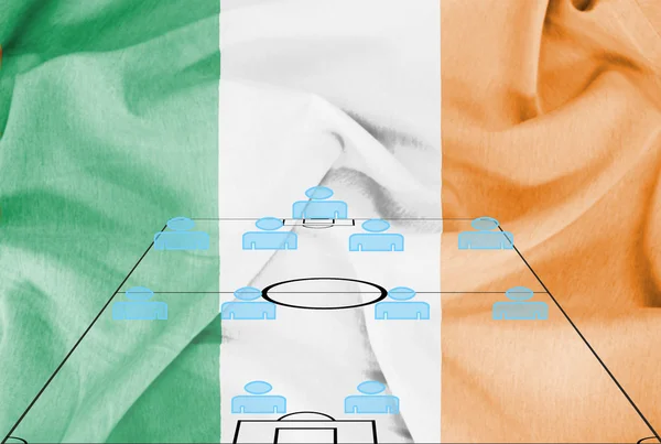 Fußballtaktische 4-4-2-Formation mit realistischem Hintergrund der irischen Flagge — Stockfoto