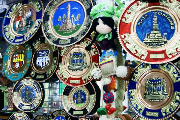 Bonecas e placas decorativas em um mercado no Equador — Fotografia de Stock