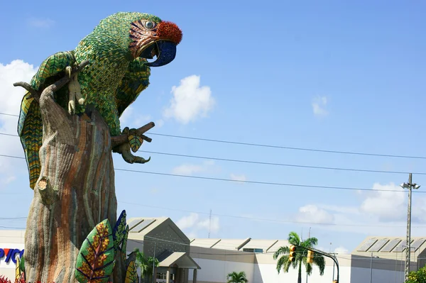 金刚鹦鹉雕像在厄瓜多尔 — 图库照片