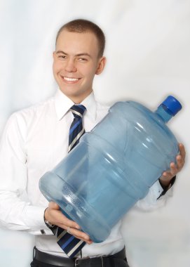 su şişesi ile gülümseyen genç işadamı