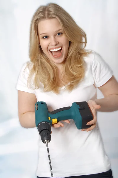 Porträt einer glücklichen jungen Frau, die mit einem Bohrer posiert — Stockfoto
