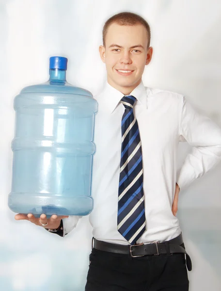 Lachende jonge zakenman met water fles — Stockfoto