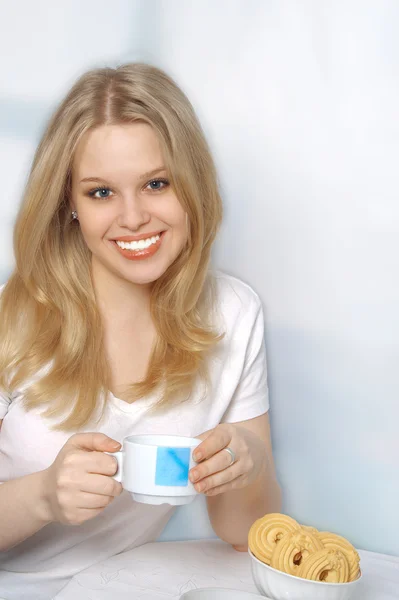 Portret van een gelukkige jonge vrouw in café — Stockfoto