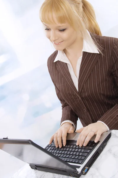 Closeup of a smiling young business woman with a notebook — Stock Photo, Image