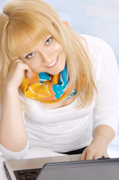 Closeup πορτρέτο του μια ευτυχισμένη νεαρή γυναίκα με φορητό υπολογιστή — Φωτογραφία Αρχείου