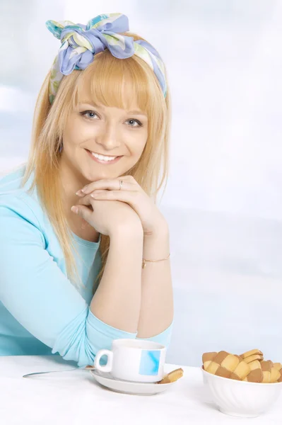 Detailní portrét šťastná mladá žena s úsměvem v kavárně — Stock fotografie