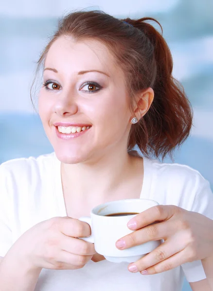 Portrét smějící se krásné mladé asijské ženy pití kávy — Stock fotografie