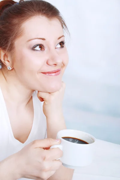 Portret uśmiechający się piękna młoda kobieta Azji picia kawy — Zdjęcie stockowe