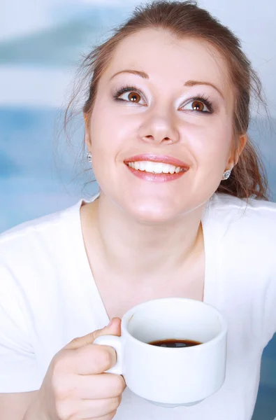 Portrait de sourire belle jeune femme asiatique boire du café — Photo
