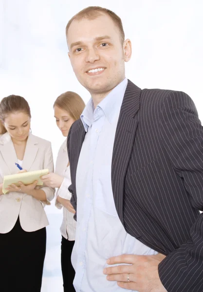 Porträt eines erfolgreichen Geschäftsmannes bei einem Treffen im Büro — Stockfoto
