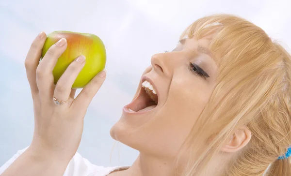 Zbliżenie portret szczęśliwy młoda kobieta z jabłkiem — Zdjęcie stockowe