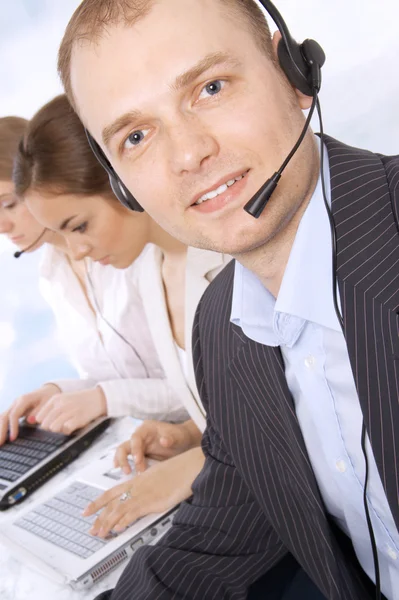 Nahaufnahme Porträt eines zufriedenen Kundendienstmitarbeiters — Stockfoto