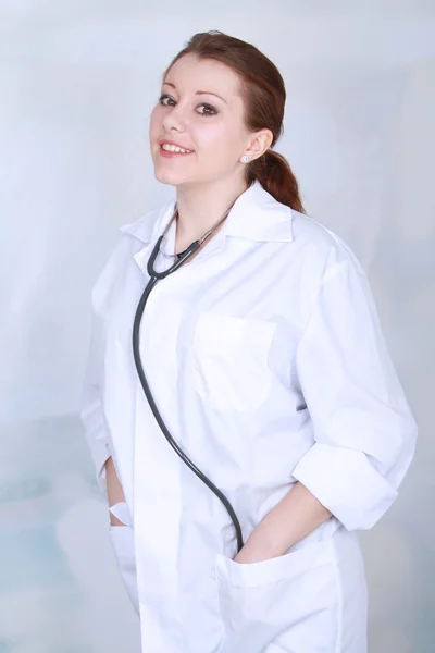 Retrato de bela asiática médico feminino sorrindo — Fotografia de Stock