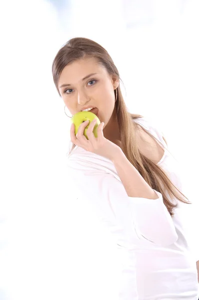 Portret szczęśliwy piękna młoda kobieta brunetka z jabłkiem — Zdjęcie stockowe