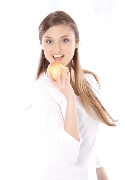 Portret szczęśliwy piękna młoda kobieta brunetka z jabłkiem — Zdjęcie stockowe
