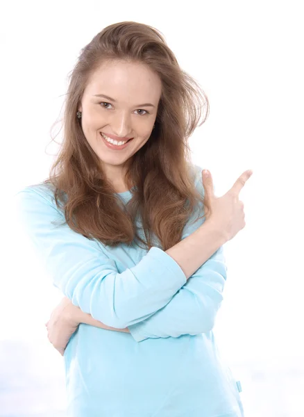 블루 셔츠에 웃는 아름 다운 젊은 갈색 머리 여자의 초상화 — 스톡 사진