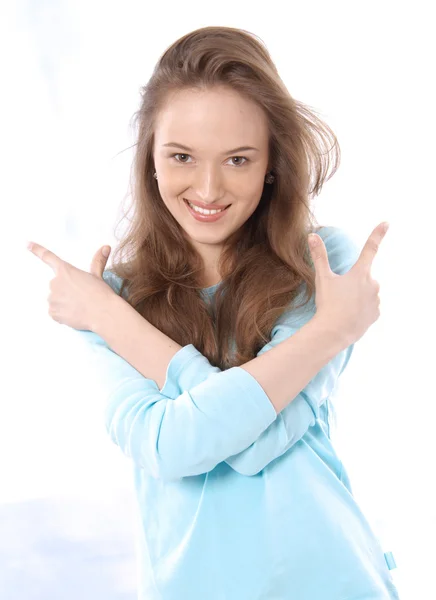 Πορτρέτο του χαμογελαστό όμορφη νεαρή γυναίκα μελαχρινή σε μπλε πουκάμισο — Φωτογραφία Αρχείου